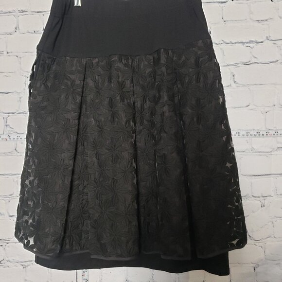 LUNN Black Floral Full Skirt NWT size 3 comparable to US Large - Picture 1 of 10